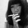女车主将雨布挪至应急车道